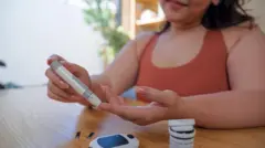 زنی با ابزار پزشکی
