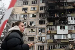 Widok budynku mieszkalnego uszkodzonego w wyniku nocnego ataku rosyjskich dronów