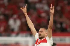 اللاعب التركي مؤدياً إشارة الذئاب الرمادية بيديه خلال مباراة بلاده مع النمسا