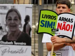  Professorescasa de aposta 20betSão Paulo protestam contra a violência nas escolascasa de aposta 20betfrente à Secretariacasa de aposta 20betEducação, na Praça da República, após o ataque na escola Thomazia Montoro