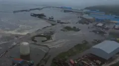 ৮.৮ মাত্রার ভূমিকম্পের ফলে সুনামির ঢেউ শুরু হয় এবং রাশিয়া, মার্কিন যুক্তরাষ্ট্র, জাপান এবং প্রশান্ত মহাসাগরের ওপারে লোকজনকে সরিয়ে নেওয়ার নির্দেশ দেওয়া হয়।