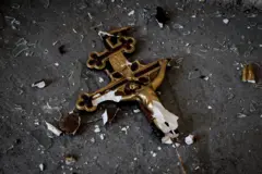 Уламки знищеного убрання храму