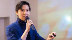 연설 중인 사업가의 모습