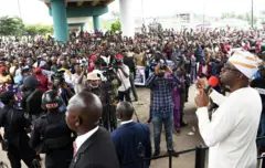 Aworan Gomina Seyi Makinde ati awọn olugbe ijọba ibilẹ mẹfa to wa se iwọde ni ọfiisi Gomina