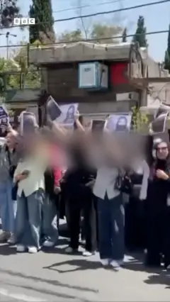 تجمع اعتراضی زنان افغان مقابل سفارت و قنسولگری طالبان در تهران و مشهد