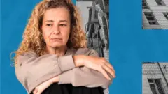 زنی با موهای بلند و زرد، با حالتی نگران نشسته و دست‌هایش را دور زانوهایش حلقه کرده است. پشت سر او تصویر سیاه‌وسفیدی از یک ساختمان بمباران‌شده دیده می‌شود.