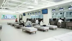Sala de atendimento de centro médico, com pessoas sentadas aguardando