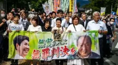 Os apoiadores de Hakamada do lado de fora do tribunal aplaudiram e gritaram 'banzai', uma exclamação japonesa que significa “viva”, quando o veredicto foi divulgado