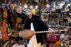 طالبان موسيقي حرامه ګڼي او په پرلپسې توګه یې د موسيقۍ الې نیولي او له منځه وړې دي.
