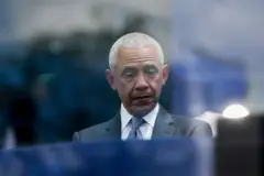 Obama emocionado até as lágrimas durante o discurso de sua esposa, Michelle.
