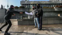 Ülvi Həsənli Milli Məclisin qarşısında media haqqında qanuna etiraz edərkən 