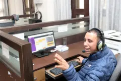 निर्वाचन आयोगको कल सेन्टरमा कम्प्युटरअगाडि बसेका एक कर्मचारी