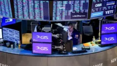 Um trader sozinho dentro de uma bolsa de valores