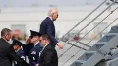 大統領専用機に乗り込むバイデン米大統領（17日、ラスヴェガス）