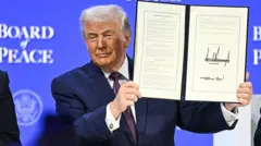 Trump mostrando el Estatuto de la Junta de Paz en Davos