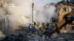Зруйнований будинок у Києві, рятувальники намагаються витягнути людей з-під завалів
