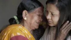 মণিকা থাট্টের সঙ্গে ধাত্রী সিরো দেবী। 