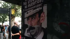 Cartaz com o rosto do ditador argentino Jorge Rafael Videla, com a legenda: 'Nem vivos, nem mortos, estão desaparecidos'