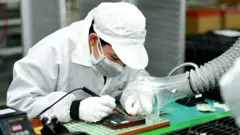 un trabajador produciendo una batería para vehículos eléctricos
