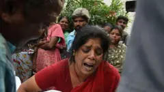 கரூர், விஜய் பரப்புரை கூட்ட நெரிசல், தவெக கூட்டம் 