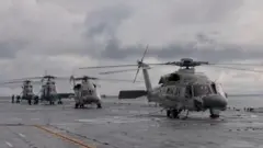 Trực thăng Trung Quốc trên một tàu tấn công đổ bộ tham gia các cuộc tập trận quân sự tại vùng biển phía đông nam Đài Loan vào ngày 29/12