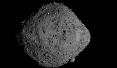 صورة لكويكب يبلغ عرضه 500 متر يسمى بينو، يشبه صخرة رمادية اللون، وهي أوسع في المنتصف منها في كل طرف. إنها ليست ناعمة - هناك كتل متعرجة مختلفة الحجم تخرج من سطحها.
