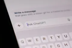 La pantalla de un teléfono mostrando un chat de ChatGPT.