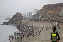Migrantes no Marrocos junto à fronteira com Ceuta para cruzar para território espanhol.