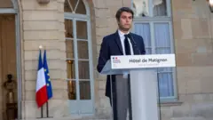 与党連合が2位に終わった選挙結果の責任をとり辞任を発表したアタル仏首相