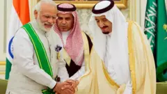 सौदी राजे किंग सलमान यांच्यासोबत पंतप्रधान नरेंद्र मोदी