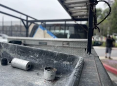 A traseira de uma caminhonete mostra uma bomba de gás lacrimogêneo disparada por policiais no sábado