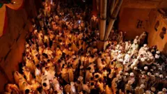 ኣብ ሓንቲ ካብተን ኣብ ከውሒ ዝተቖርጻ ኣብ ሰሜናዊ ኢትዮጵያ ከተማ ላሊበላ ኣብ ዝርከባ ኣብያተ ክርስቲያናት፡ ካህናት ኣብቲ ቀዳም ዝተኸብረ ኦርቶዶክሳዊ ልደት ... 