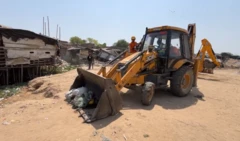 ஆமதாபாத்: இரவு முழுவதும் நூற்றுக்கணக்கான வீடுகளை இடித்த புல்டோசர்கள்; எந்த அடிப்படையில் இந்த நடவடிக்கை எடுக்கப்படுகிறது, காவல்துறை என்ன சொல்கிறது?