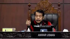 Ketua Mahkamah Konstitusi Anwar Usman memimpin sidang pembacaan putusan terkait permohonan uji materiil Pasal 169 huruf q Undang-Undang (UU) Nomor 7 Tahun 2017 tentang Pemilu yang mengatur batas usia maksimal calon presiden (capres) dan calon wakil presiden (cawapres) di Jakarta, Senin (23/10/2023). 