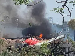 বিমান বিধ্বস্ত হওয়ার পর আগুন ও ধোঁয়া