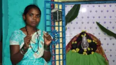 Shilpa mu ẹgba ọrun lọwọ, o si wọ aṣọ ọlọwọ penpe pẹlu aṣọ to balẹ.
Lẹgbẹẹ ojubọ ọlọrun Hindu ni Shilpa jokoo si.