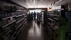 Comércio às escuras durante o apagão que afetou a Espanha em 28 de abril de 2025