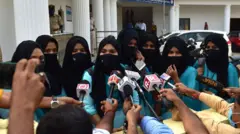 কলেজে হিজাব পরে আসার অধিকার ফিরে চাইছেন কর্নাটকের এই মুসলিম ছাত্রীরা
