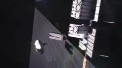 Modelo de sistema de data center no espaço, com veículo espacial passando