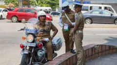 ජනාධිපතිවරයාගේ සංකල්පයකට අනුව නව වසරේ සිට ක්‍රියාත්මක වන "ක්ලීන් ශ්‍රී ලංකා" වැඩසටහනට සමගාමීව මාර්ග වැරදි පිළිබඳව පැමිණිලි කිරිමට පොලිසිය විසින් ජංගම දුරකතන යෙදුමක් (Mobile App) හඳුන්වා දෙනු ලැබීය.