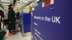 Controle de passaportes do departamento de imigração no aeroporto de Gatwick