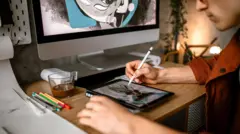 Inteligência artificial: os ilustradores que já têm empregos e criações 'roubados' por IA 4 Homem desenhando um boneco num tablet