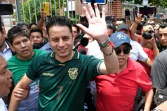 Edman Lara, vicepresidente electo de Bolivia, saluda a seguidores