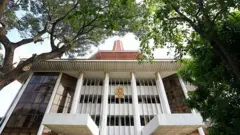 රජය විසින් පාර්ලිමේන්තුවට ඉදිරිපත් කර තිබෙන නව ත්‍රස්ත විරෝධී පනත් කෙටුම්පතේ අන්තර්ගත ඇතැම් වගන්ති ආණ්ඩුක්‍රම ව්‍යවස්ථාවට පටහැණි යැයි තීන්දු කොට ඒවා සම්මත කිරීමට අවශ්‍ය නම් පාර්ලිමේන්තුවේ තුනෙන් දෙකක බහුතර ඡන්දයකින් සහ ජනමත විචාරණයකින් අනුමත විය යුතු බවට තීන්දුවක් ලබාදෙන ලෙස ඉල්ලා ගොනුකර ඇති පෙත්සම් විභාග කිරීමට  අගවිනිසුරු ජයන්ත ජයසූරිය විසින් පංච පුද්ගල ශ්‍රේෂ්ඨාධිකරණ  විනිසුරු මඩුල්ලක් නම් කරනු ලැබ තිබේ.