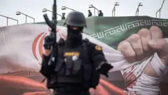 Иранский силовик с автоматом, в каске и черной повязке на лице на фоне символа протеста