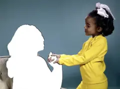 Criança dando mão a uma pessoa, que é retratada apenas com uma sombra