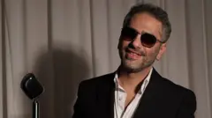 الفنان اللبناني فضل شاكر بعد أكثر من عقد على اختفائه يعود إلى الواجهة، مسلّمًا نفسه للجيش اللبناني ليفتح صفحة جديدة من المواجهة مع القضاء.