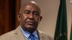 Perezida wa Comores akaba n'umukuru w'umuryango w'Ubumwe bw'Afurika arimo kwifotoza i Addis Abeba muri Ethiopia, ku itariki ya 16 Gashyantare (2) mu mwaka wa 2024