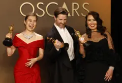 미셸 L.M. 웡, 크리스 아펠한스, 매기 강이 15일(현지시간) 미국 캘리포니아주 로스앤젤레스 돌비 극장에서 열린 제98회 아카데미 시상식에서 영화 'K팝 데몬 헌터스'로 장편 애니메이션상을 수상한 뒤 프레스룸에서 트로피를 들고 포즈를 취하고 있다.