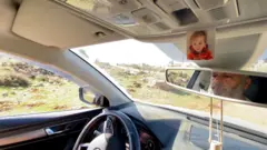 هيثم التميمي : الإغلاقات تضطرني لسلك طرق خطرة عبر الأحراش